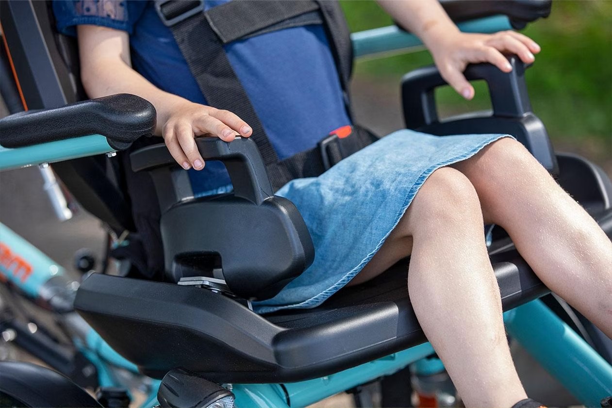 1694526425-rolstoelfiets-van-raam-opair-met-kinderzit Van Raam OPair Rolstoelfiets - Afbeelding 15
