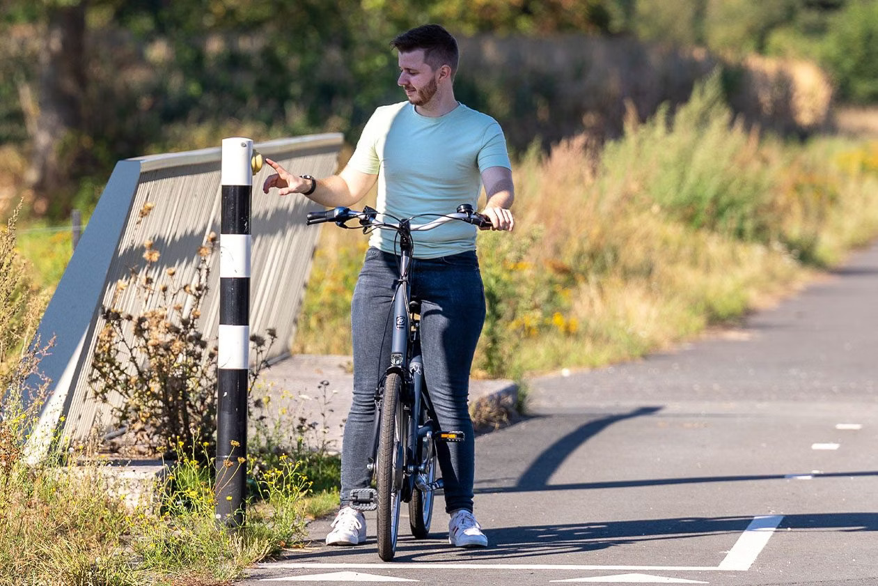 De Zorgshop Balance fiets-van-raam-balance-fiets-met-voeten-aan-de-grond Van Raam Balance lage instapfiets - Afbeelding 4