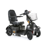 Een stevige en robuuste Minicrosser scootmobiel met grote luchtbanden, geveerde wielen en een ergonomische stoel met armleuningen. Ontworpen voor comfort en stabiliteit, geschikt voor zowel verharde als onverharde wegen. Uitgerust met een duidelijk display, verstelbaar stuur en verlichting voor veilig gebruik in verschillende weersomstandigheden en terreinen.