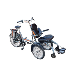 Van Raam OPair rolstoelfiets, een aangepaste fiets met een comfortabele rolstoelzit aan de voorzijde en een stabiel achterframe, ideaal voor het veilig vervoeren van een passagier in een rolstoel.